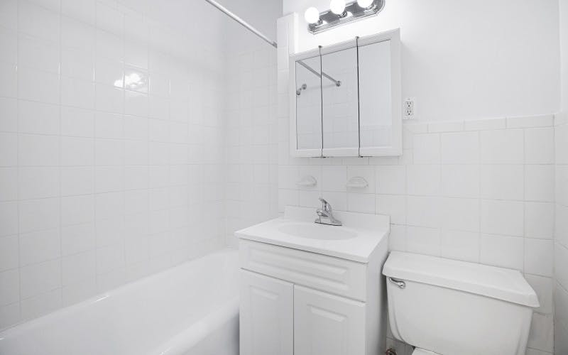 https://brodsky.com/uploads/_styles/portfolio-slide/unit/160-west-71st-7n-bathroom.jpg