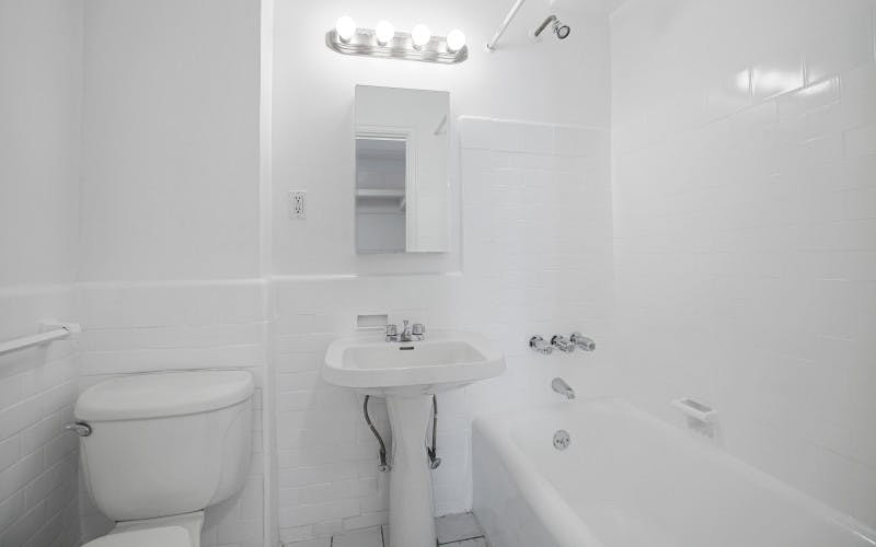 https://brodsky.com/uploads/_styles/portfolio-slide/unit/253-west-72nd-911-bathroom.jpg