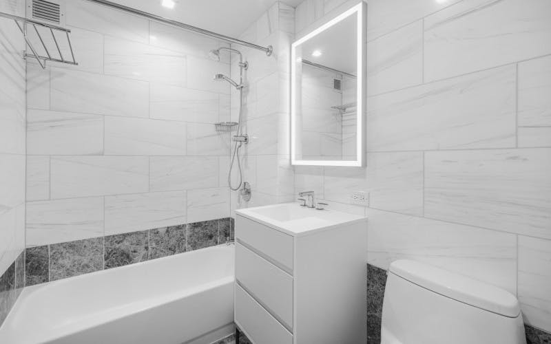 https://brodsky.com/uploads/_styles/portfolio-slide/unit/one-columbus-place-n46c-bathroom2low.jpg