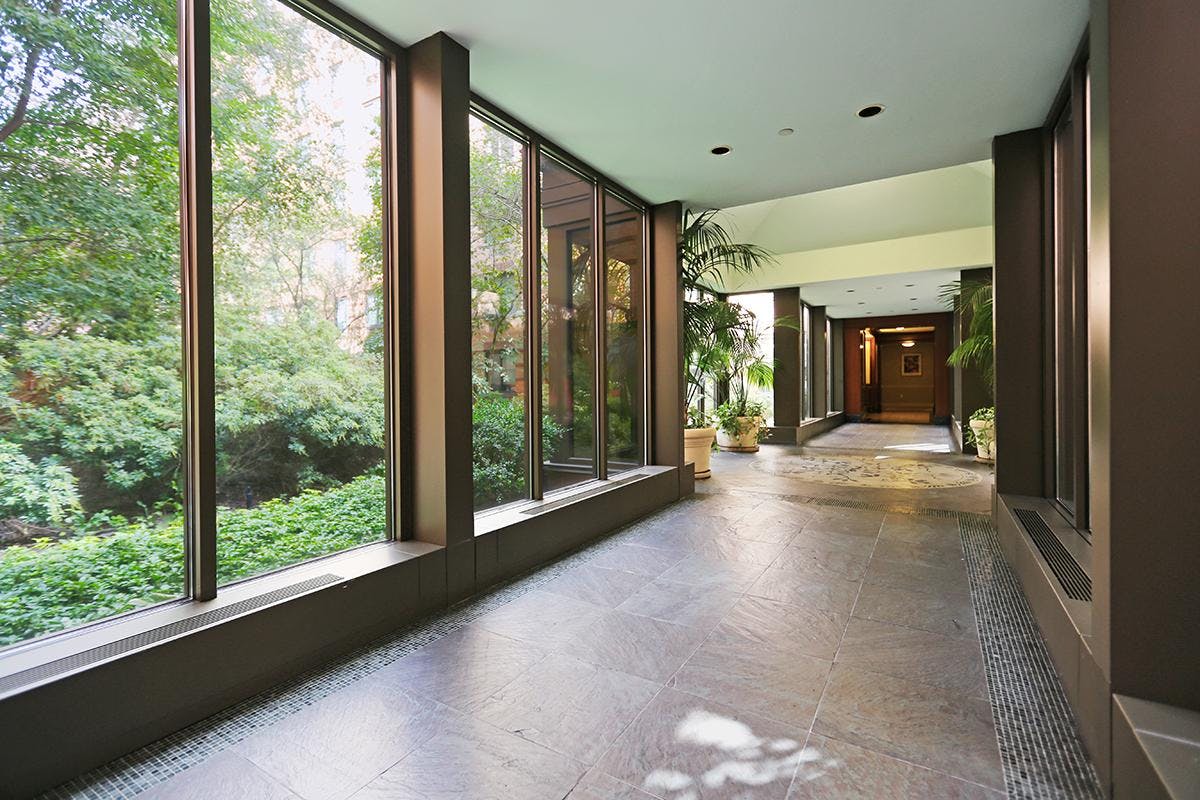 https://glenwoodadmin.com/webdav/images/listings/Hampton Court/Interior Atrium Walkway v_2.jpg