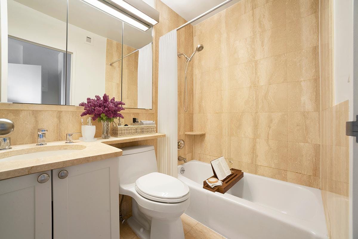 https://glenwoodadmin.com/webdav/images/listings/Somerset/Bathroom v_1 Fairmont A Line.jpg