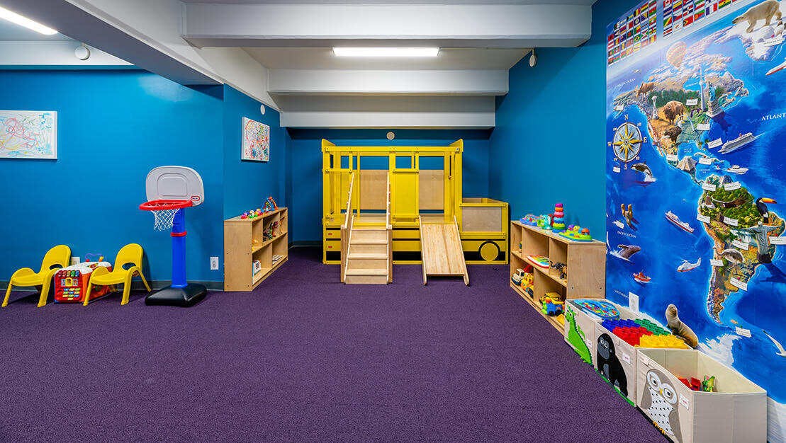 https://marvel-b1-cdn.bc0a.com/f00000000254107/cdn.tfc.com/marketing/files/building_images/The-Fairfax_201-E-69th-St_Childrens-Playroom.jpg
